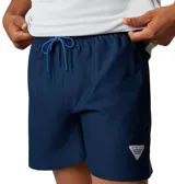 Short de baño azul marino con cintura elástica ajustable con cordón, calzoncillo interior de malla, bolsillos laterales y bolsillo trasero con cierre. Con protección solar Omni-Shade™ UPF 50 y tecnología Omni-Shield™ que repele la humedad y las manchas.