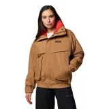 Campera Columbia Powderkeg II color marrón con interior rojo. Cuenta con tecnología Omni-Tech™ impermeable y transpirable, sistema de intercambio con cremallera, forro reversible con aislamiento sintético, cierre frontal con solapa, cremallera frontal de doble sentido, bolsillos interiores y exteriores con cremallera, y puños ajustables.