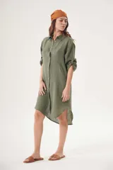 Camisa color beige de lino con corte irregular.