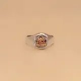 Anillo de plata 925 con aplique ovalado de oro 9k con diseño arquitectónico.