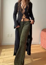 Pantalón acampanado color dorado, de lurex y viscosa, con tajo pequeño a los costados.