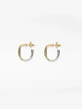 Aros metálicos con diseño bicolor en acabado dorado y plateado, de forma circular abierta y cierre de broche.