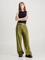 Pantalón largo color verde oliva, de corte recto y tiro alto, con pinzas en la cintura, bolsillos laterales y traseros.