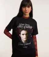 Remera negra de algodón con cuello redondo y mangas cortas. Estampado frontal con la frase "I love boys who sparkle", la imagen de Edward Cullen y la frase "Team Edward twilight".
