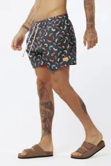 Short de baño con estampado de hojas de palmera en tonos beige, verde y naranja.