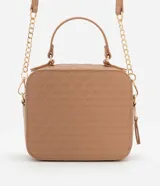Bolso camera bag transversal mediano color beige, con cierre de cremallera, correa de mano y asa larga con detalle de cadenas desmontables.