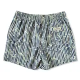 Short de baño azul con estampado de líneas verticales en tonos de azul y blanco. Tiene elástico en la cintura, cordón ajustable, tres bolsillos y mesh interior hipoalergénico.