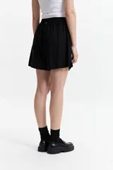 Short negro de lino y algodón con cintura elastizada.