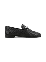 Mocasín de cuero negro tejido, con puntera fina y aplique metálico plateado.