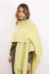 Ruana tejida en lana merino color amarillo pastel, con terminación de flecos.
