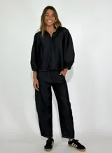 Pantalón de jean azul oscuro, de corte recto y tiro alto.