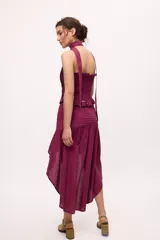 Falda midi color borgoña con tablas hechas con cortes diagonales y frunces.