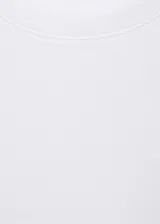 Camiseta blanca de algodón orgánico, de manga corta y cuello redondo.