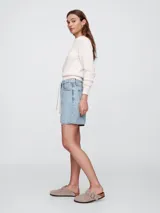 Short de jean blanco de tiro alto con cordón ajustable en la cintura y corte holgado.