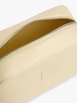 Bandolera Tommy Jeans color crema, con correa ajustable y logo de la marca en relieve.