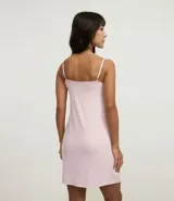 Camisón corto de tejido rib, color rosa pálido, con tirantes finos ajustables y detalle de encaje blanco en el escote.