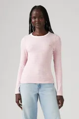 Remera de manga larga a rayas horizontales rosas y blancas, con cuello redondo blanco y logo bordado en el pecho.
