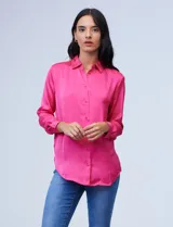 Camisa de satén color fucsia con cuello solapa y cierre frontal de botones.