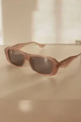 Lentes de sol rectangulares color rosa con protección UV400. Incluye estuche.