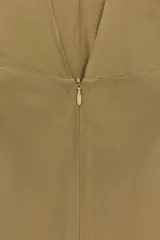 Vestido largo color verde oliva, confeccionado en viscosa, con cuello halter y escote pronunciado con tejido drapeado. Presenta espalda descubierta y forro interior.