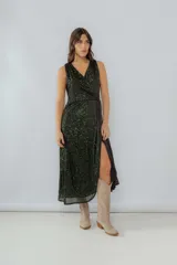 Vestido midi de fiesta color rojo con lentejuelas, escote en V, breteles anchos, frunce en la cintura y tajo lateral.