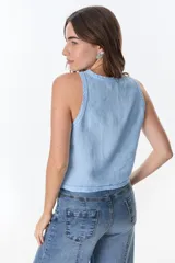 Musculosa celeste de lino con botones frontales.