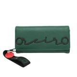 Billetera verde con textura símil cuero, cierre con broche imantado y aplique del logo de la marca en letras negras. Incluye correa de mano con dije de labios rojos.