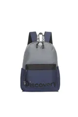 Mochila de dos tonos, gris claro en la parte superior y azul marino en la inferior, con la palabra "Discovery" estampada en negro en el frente. Posee correas de hombro ajustables con texto impreso y tiradores de cierre en forma de D.