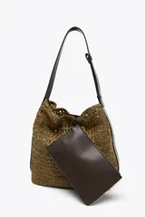 Bolso tipo saca de rafia color marrón con asa de hombro ajustable y detalle lateral. Incluye cartera con bolsillo extraíble y cierre con botón imantado.