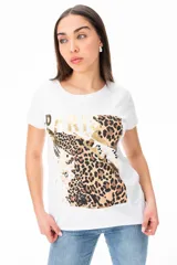 Remera blanca de viscosa con estampado de leopardo y la palabra "Paris" en dorado.