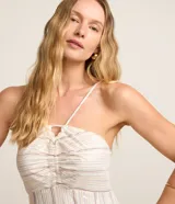 Vestido midi de jacquard con rayas en hilo teñido, breteles finos con tirador en el busto, recortes frunzidos en la pollera y lastex en la espalda.