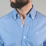 Camisa blanca de algodón con cuello abotonado, manga larga y logo bordado en el pecho.