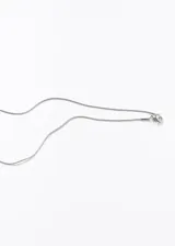 Cadena fina dorada tipo cola de ratón, de acero quirúrgico.