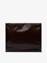 Bolso tipo shopper grande acolchado, color marrón oscuro brillante, con cierre magnético y asa de hombro.