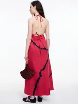 Vestido largo de algodón color beige con estampado tie-dye azul. Tiene breteles finos, escote en V y espalda descubierta.