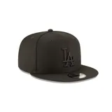 Gorro New Era 9Fifty negro con logo de los Dodgers de Los Ángeles bordado en el frente. Diseño snapback ajustable.