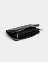 Billetera negra de cuerina con cierre y puller del mismo material. Tiene tag en relieve y monedero interno con cierre.