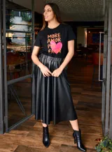 Falda midi negra de cuero sintético, corte evasé y cintura elástica.