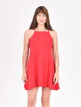 Vestido corto rojo de corte evasé, con breteles finos y escote cuadrado.