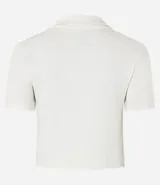 Blusa color blanco con cuello polo y escote en V, de manga corta y corte ajustado.
