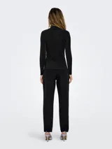 Top de manga larga negro con cuello alto y detalles de brillo plateado, ajuste regular.