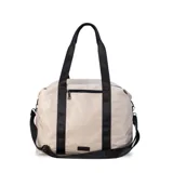 Bolso deportivo negro de nylon, con compartimento principal con cierre y bolsillo adicional al frente con cierre. Cuenta con asas y correa extensible.