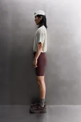 Camiseta de entrenamiento regular fit de Zara Athleticz, confeccionada en tejido técnico ligero y elástico con tecnología Quick Dry nivel 2. Presenta un estampado tipo tie-dye en tonos grises y blancos, cuello redondo, manga corta, costuras planas y termofijadas, y logo estampado en el bajo.