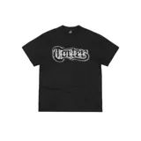 Camiseta negra de algodón con estampado frontal de la marca Corteiz en letras góticas blancas.