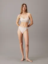 Colaless color beige de algodón orgánico y micromodal, con cintura elástica con logo Calvin Klein tonal.