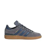 Championes Adidas Busenitz color gris con detalles en azul y suela color caramelo.