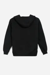 Campera negra con capucha, cierre frontal y bolsillos tipo canguro.
