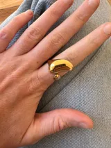 Anillo dorado regulable de acero inoxidable bañado en oro 18k, con forma irregular.