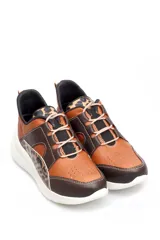 Zapatillas deportivas con estampado animal print de leopardo y cebra, detalles en charol rojo y base blanca.