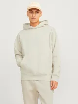 Hoodie color beige de manga larga y cuello con capucha. Tiene un fit holgado con bolsillo canguro.